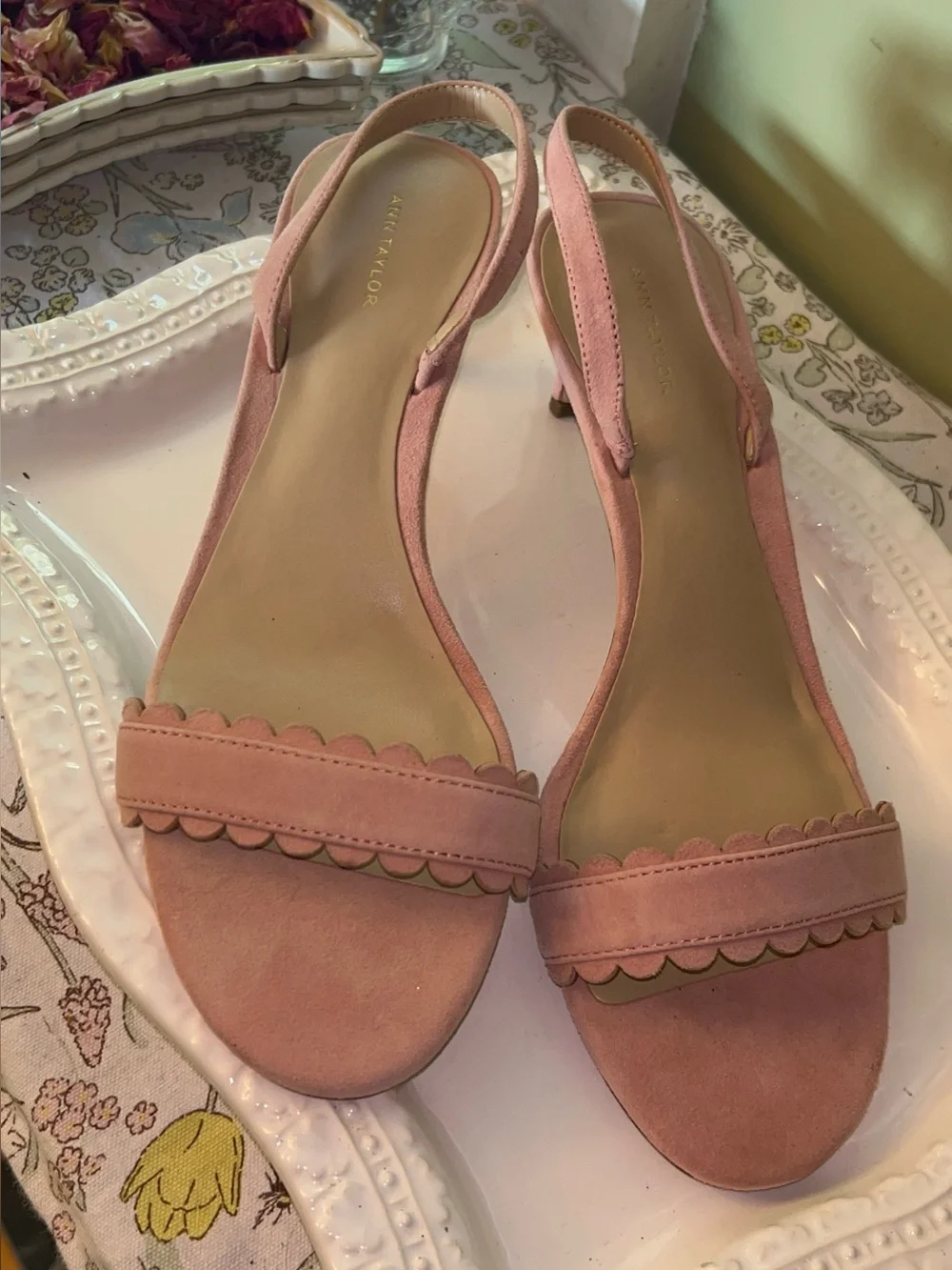 Ann Taylor blush pink suede scalloped slingback kitten heel shoes Size 9.5